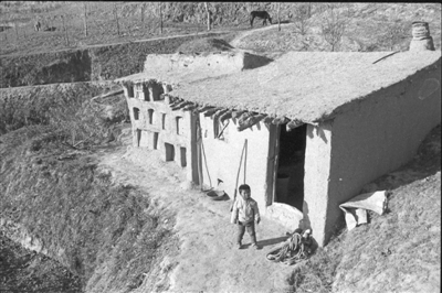 <p>　　20世纪八九十年代，西海固地区简陋的农村住房。本报记者　王猛　摄</p>