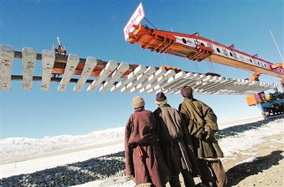<p>　　藏族群众观看青藏铁路建设（2004年12月5日摄）。新华社发　</p>