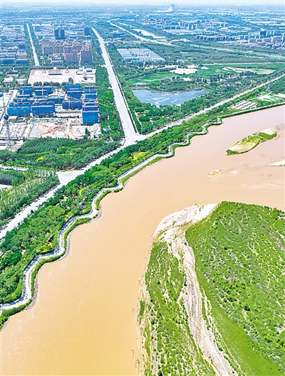     近年来，吴忠市持续加强黄河两岸堤防建设，注重河道整治、强化环境治理、推进生态修复、提升公共服务水平、促进文化建设。本报记者 李涛 摄