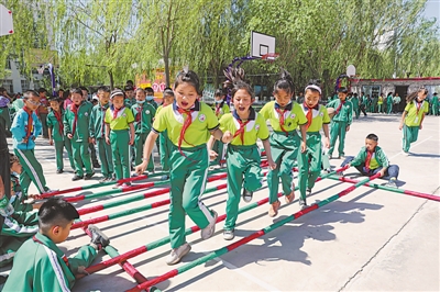 <p>　　平罗县城关七小学生的竹竿舞。</p>