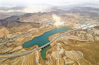 <p>　　自来水翻山越岭流入千家万户。</p>