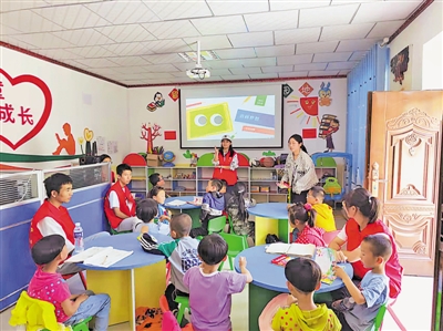 <p>　　孩子们课外阅读。</p>