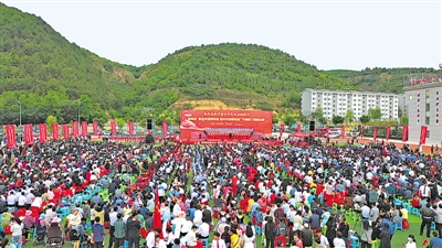 <p>　　干部职工歌咏比赛。</p>