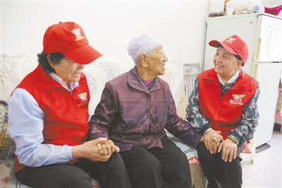 <p>　　王兰花（右一）走访社区居民。</p>