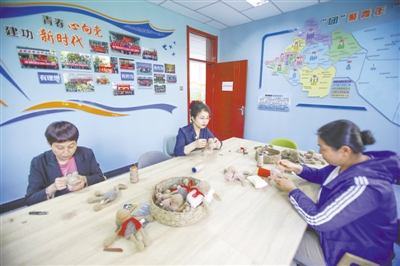 <p>　　居民在金花园社区活动室制作手工。</p>