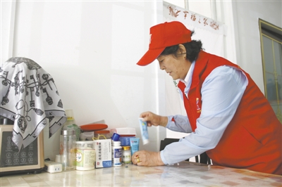 <p>　　“王兰花热心小组”志愿者入户开展志愿服务活动。</p>