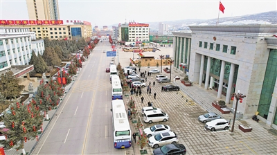 <p>　　组织车辆集中输送务工人员。</p>