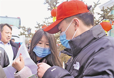 <p>　　清点务工人员名单。</p>