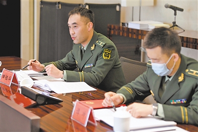 <p>　　自治区人大代表田钰华（左）在分组审议时发言。　　　　　　　　　　　　本报记者　马楠　党硕　摄</p>