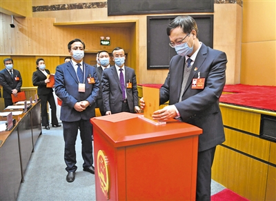 <p>　　投下庄严一票。</p>