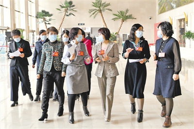 <p>　　人大代表意气风发步入会场。</p>
