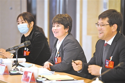 <p>　　代表们围绕政府工作报告畅所欲言。</p>