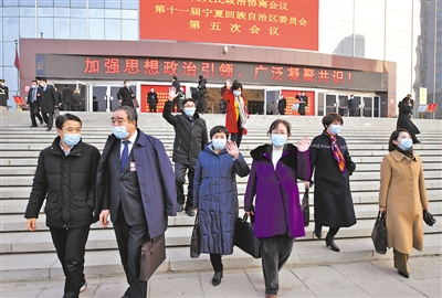 <p>　　走出会场的委员们信心满怀。</p>