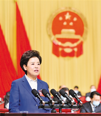 <p>　　1月20日，自治区第十二届人民代表大会第五次会议在银川开幕，自治区主席咸辉作政府工作报告。　　　　　　　　　　　　　　　本报记者　王鼎　摄</p>