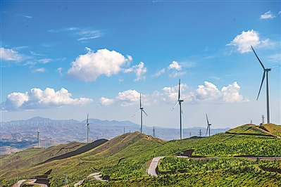 <p>　　华电宁夏新能源公司海原南华山风电场。</p><p>　　本报记者　马楠　摄</p>