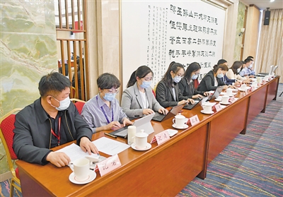 <p>　　宁夏代表团随团工作人员高效率完成各项工作任务。</p>