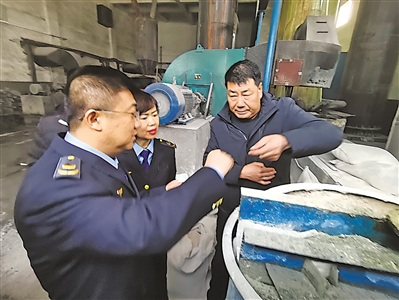<p>　　执法人员检查锅炉房除尘、脱硫、脱硝设备的运行情况。</p>