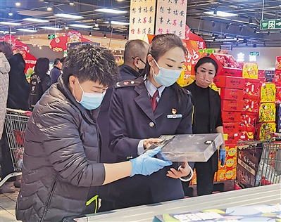 <p>　　高原在物美超市森林公园店检查生鲜货品。</p>