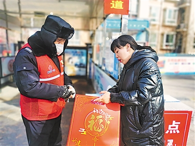 <p>　　秦娜为坚守岗位的小区保安送上祝福。</p>