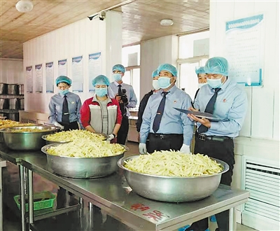 固原市原州区人民检察院开展校园食品安全专项调查活动，重点对学校食堂规范管理运行、食品购进安全追溯体系及餐厨废弃物处理等情况进行调查。