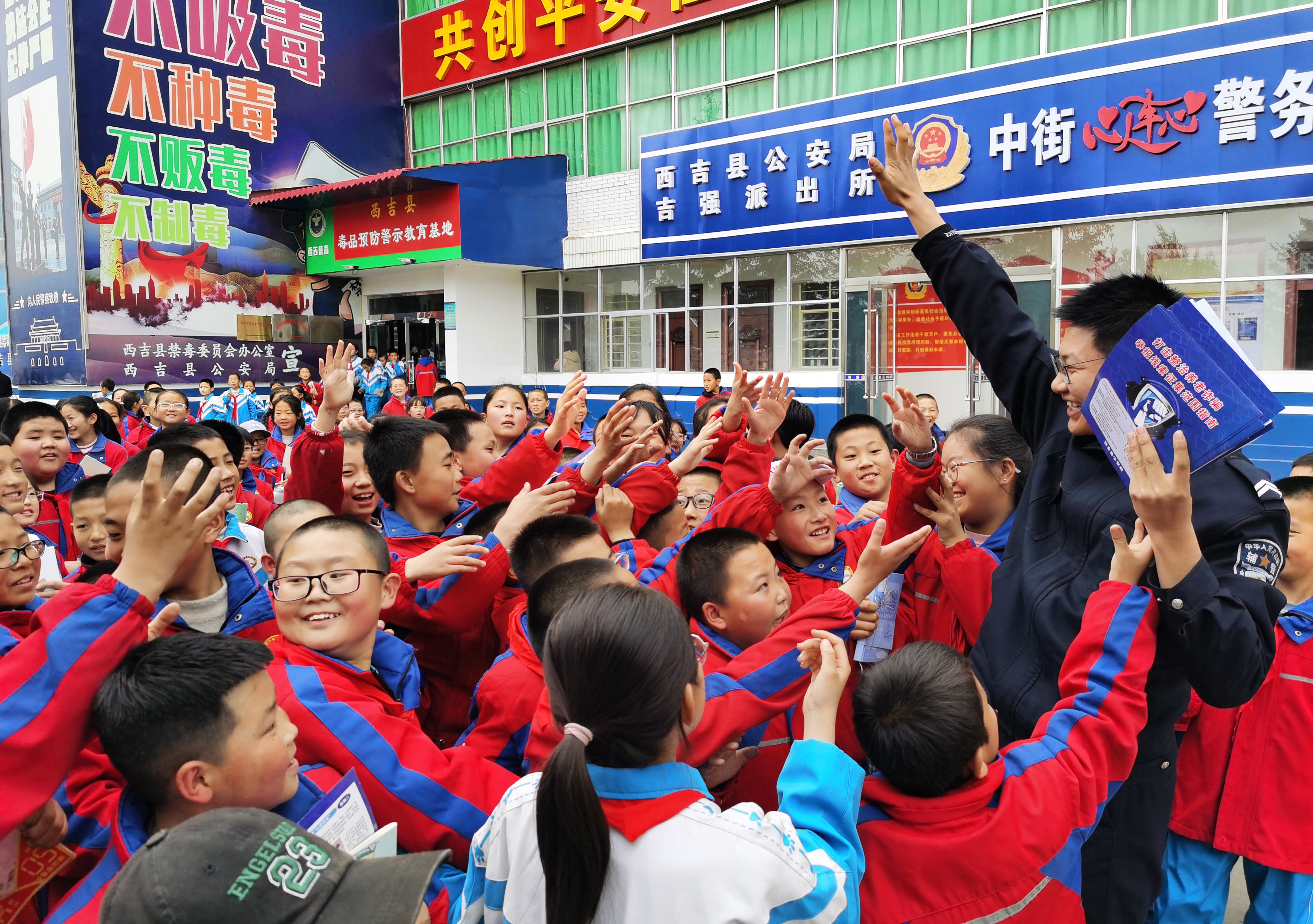 西吉县公安局对学生开展网络安全法治宣传.jpg