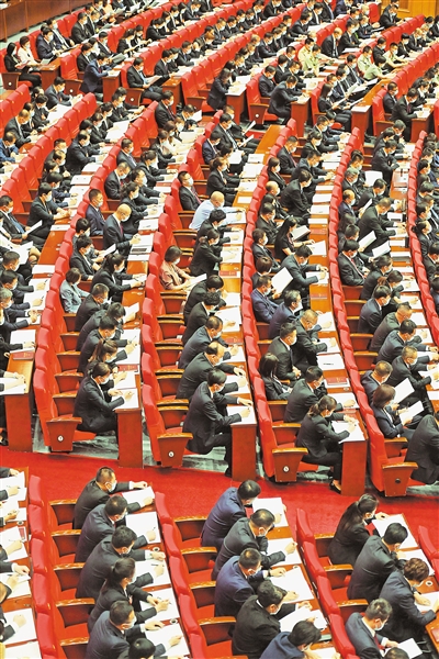 <p>　　　　代表们认真聆听党代会报告。</p>