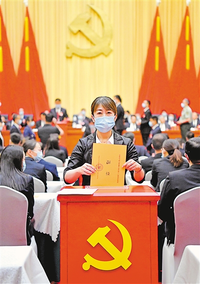 <p>　　　　投出庄严一票。6月13日，自治区第十三次党代会胜利闭幕。</p>