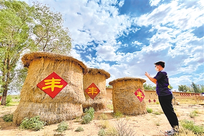 <p>　　　　行走在村落中，时常可见为乡村旅游营造的一处处小景，向游客还原了这里淳朴的民俗风貌。</p>