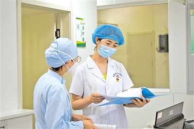 顾春娥（右）在查看护理措施落实情况。图片由受访者提供