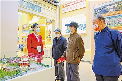     观众在宁夏展区详细了解闽宁镇的发展历程。