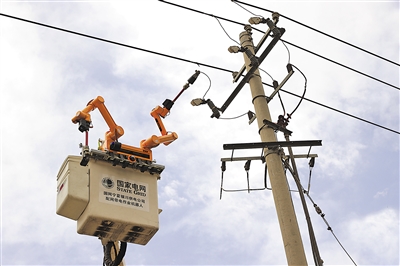     2022年4月8日，国网银川供电公司员工利用带电作业机器人开展用电负荷接入工作。
    本报通讯员 田满潮 袁宏彦 摄