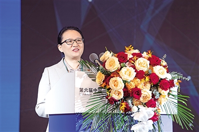     中文联盟主席、世界汉语教学学会智慧教育分会理事长王锦红
    中文是世界语言文明百花园的重要组成部分。