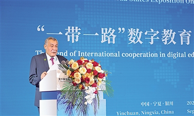     埃中文化科技协会主席、埃及本哈大学及纳赫达大学阿拉伯语哲学文化教授萨维·萨维
    文明离不开教育，教育创造并重塑了人类世界。