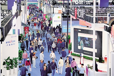 9月23日，银川国际会展中心内，前来观展的市民络绎不绝。