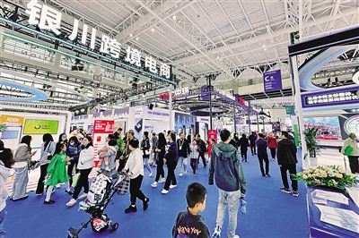     银川跨境电商展位前人流涌动。