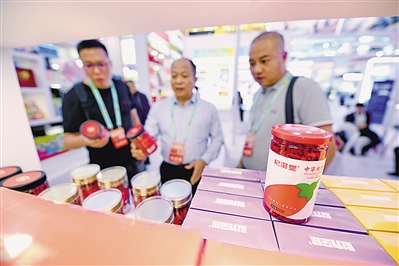     中宁枸杞成为展位上的明星产品。