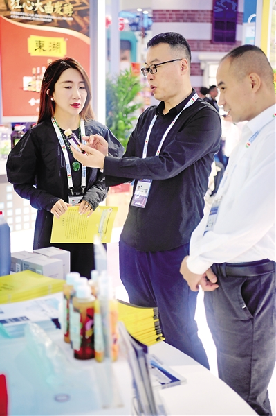     客商们现场洽谈业务。