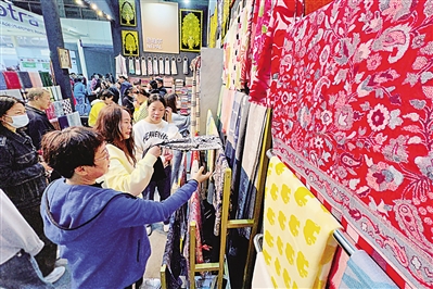     尼泊尔羊毛围巾以鲜艳的色彩、精美的花式吸引着爱美女性的目光。