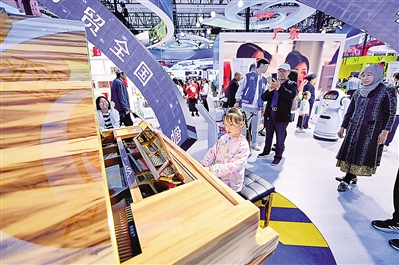     广东省展馆中央，一架别致的珠江钢琴格外醒目。