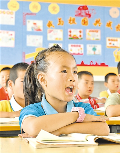 闽宁镇原隆村原隆小学，孩子们在宽敞明亮的教室里上课。