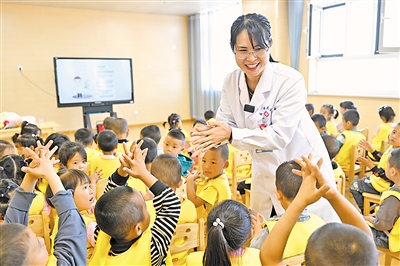     今年9月14日，张秀喜在离开宁夏前，最后一次来到永宁县闽宁镇木兰幼儿园，为孩子们讲授秋季传染病预防知识。