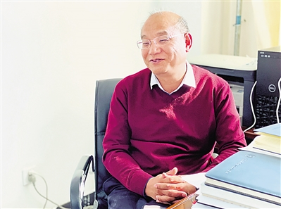 蒋齐向记者介绍今年全国两会提案准备情况。
    本报记者
    王鼎 摄