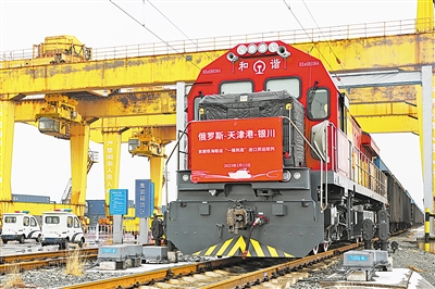     依托银川、中卫、惠农内陆无水港铁路优势，与曹妃甸、天津港、青岛港、上海港等沿海港口联动，常态化运行至天津港铁海多式联运班列，打响“一单制”公铁海多式联运品牌。
