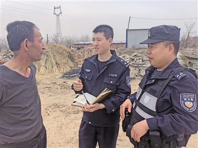贺兰县公安局常信派出所社区民警到群众家走访。（资料图片）