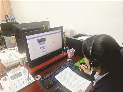 银川市医保中心服务热线人工坐席正在接听群众来电。      本报记者  王若英  摄