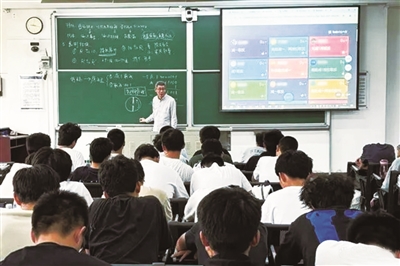 9月29日，北京建筑大学土木工程专业大一学生正在上人工智能通识课。新华社发