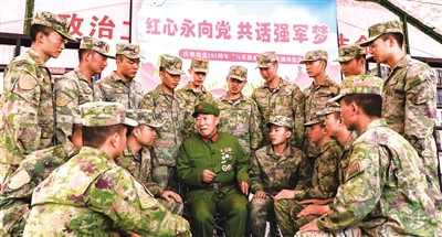 近日，吴忠市“老兵宣讲团”在驻地某部为官兵宣讲红色故事，引导广大官兵在火热的强军实践中不断奉献自己的青春力量。