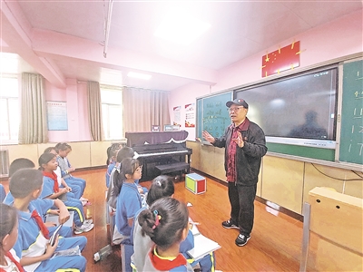 刘晓鹏在学校里普及推广京剧艺术。<br/>　　本报记者 王刚 摄