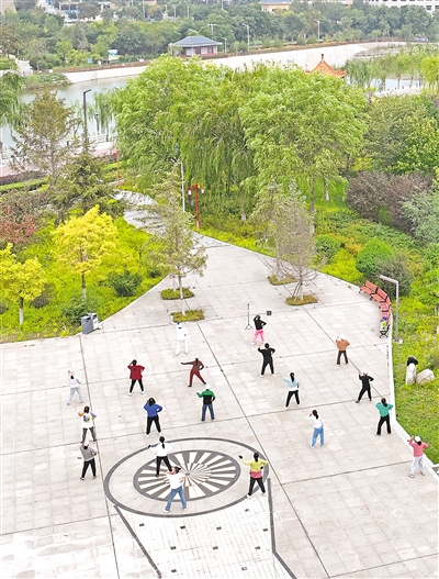    清水河流过固原市原州区，河道两岸生态优美，成为市民的休闲场所。