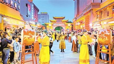 文旅特色演艺走进向阳街。